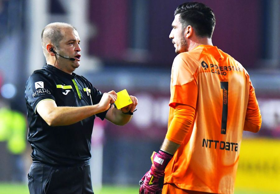 Cătălin Popa, stânga Conflict major de interese pentru arbitrul-controversat de la Rapid - CFR: firma familiei are contracte cu un club de Liga 1 » Câți bani câștigă arbitrul-consilier public, șef de club și șef de fotbal județean