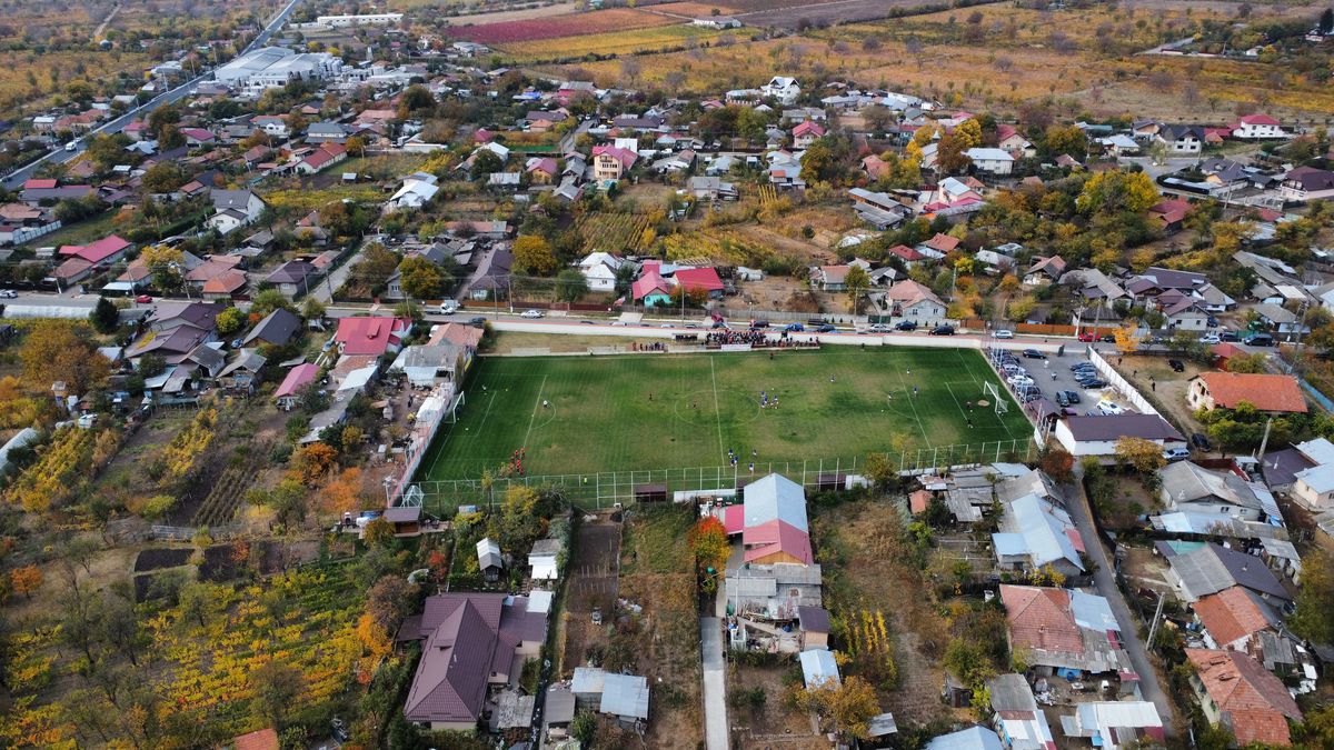 Meci de județeană lângă podgoriile cu Merlot și Cabernet Sauvignon de la Ceptura » „Portarul e băiat de comitet, anunță când e beat!”