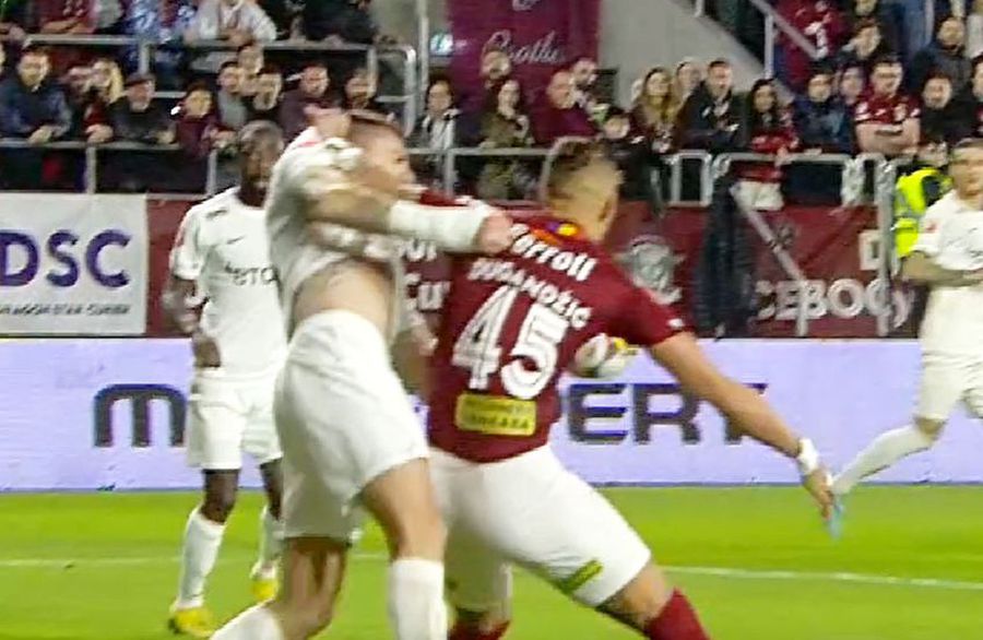 Duelul în careu dintre Andrei Burcă și Marko Dugandzic Basarab Panduru a analizat al doilea penalty primit de Rapid cu CFR: „Uite cum e tricoul”
