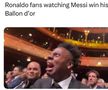 Fanii lui Ronaldo urmărindu-l pe Messi câștigând Balonul