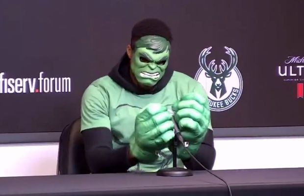 Îl recunoști? Starul cu salariu de 186 de milioane de dolari a apărut deghizat în Hulk la conferință