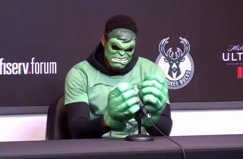 Grecul Giannis Antetokounmpo (28 de ani) a apărut deghizat în personajul de benzi desenate Hulk. Momentul s-a petrecut în noaptea de Halloween, imediat după victoria obținută de Milwaukee Bucks în fața lui Miami Heat, scor 122-114.