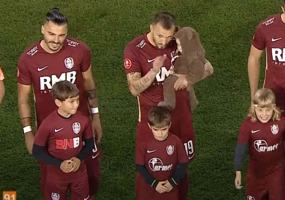 Vasile Mogoș, cu copilul la CFR Cluj - Farul