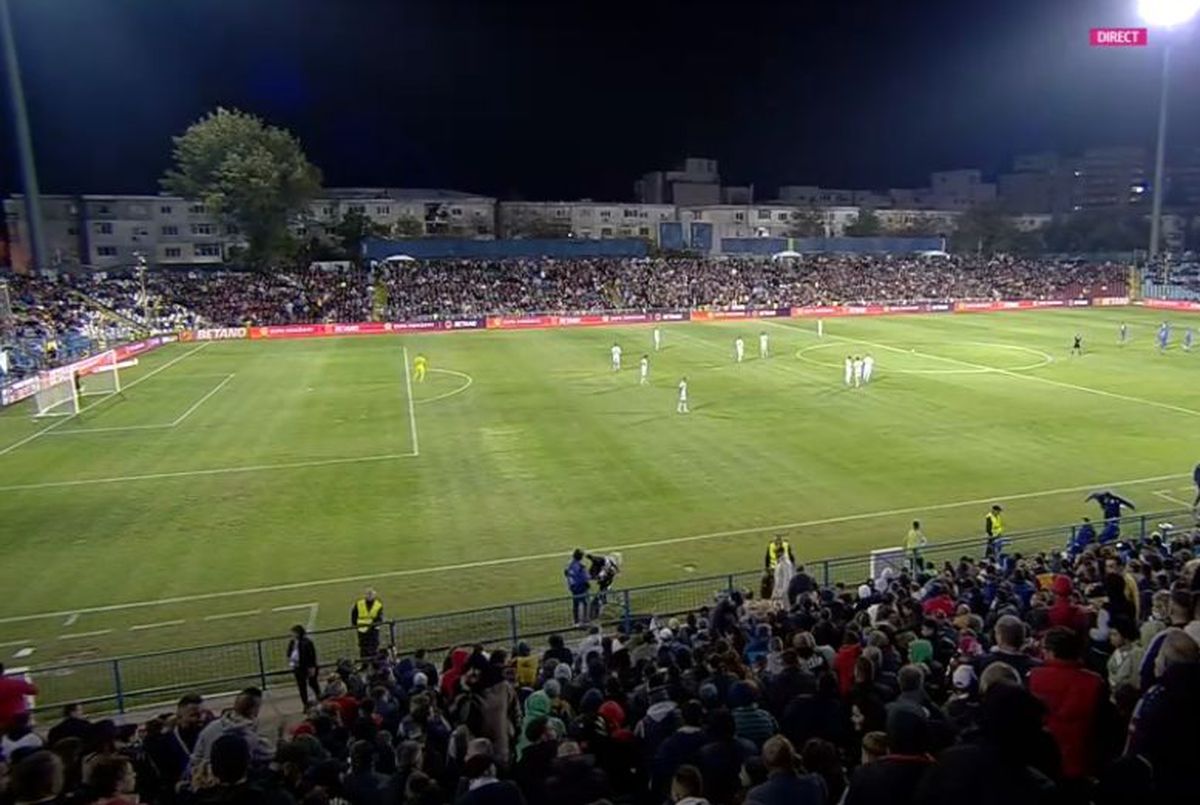 Scenografie dedicată lui Dorinel Munteanu la Oțelul - FCSB: „Băăă... dă-te, bă, la o parte!”