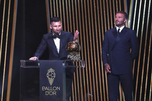 Lionel Messi a primit Balonul de Aur de la David Beckham/ foto: Imago Images