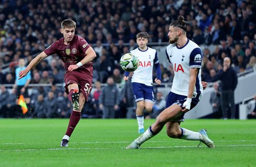 Radu Drăgușin (25 de selecții, un gol) încearcă să blocheze șutul lui Jacob Wright în duelul Tottenham - Manchester City 2-1 / Foto: Imago