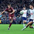 Radu Drăgușin (25 de selecții, un gol) încearcă să blocheze șutul lui Jacob Wright în duelul Tottenham - Manchester City 2-1 / Foto: Imago