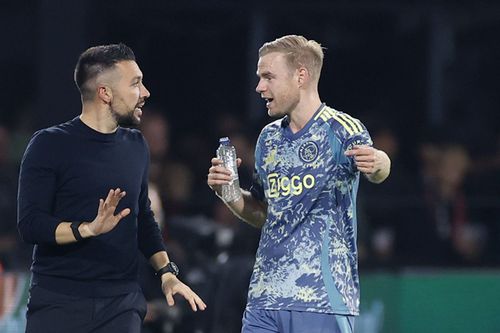 Antrenorul Francesco Farioli, discutând la marginea terenului cu Davy Klaassen, la derbyul Feyenoord - Ajax 0-2 / Foto: Imago