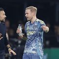 Antrenorul Francesco Farioli, discutând la marginea terenului cu Davy Klaassen, la derbyul Feyenoord - Ajax 0-2 / Foto: Imago