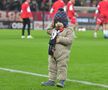 Pui de „câine”, cu puțin timp înaintea fluierului de start din Dinamo - FCSB. Foto: Cristi Preda, GSP