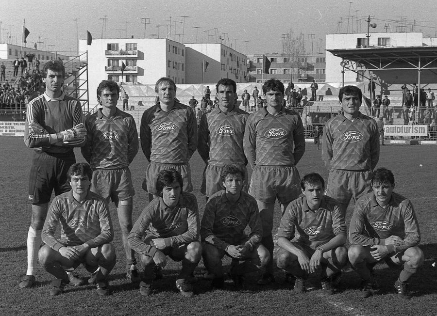 Imagine dinaintea unei partide dintre Flacăra Moreni și Steaua, 1989 „Nu sunt antistelist!” » Pe cine a ales Răzvan Lucescu dintre Dinamo, cea antrenată de tatăl său, și Steaua lui „Puiu” Iordănescu: „A reușit să crească jucători tineri”