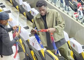 Nu s-a văzut la TV! Fotbalistul de la FCSB care dădea autografe printre „câini” în timp ce coechipierii o umileau pe Dinamo în teren