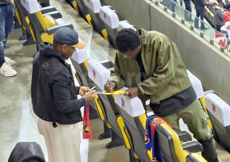 Joyskim Dawa a semnat autografe la Dinamo - FCSB / foto: GSP.ro