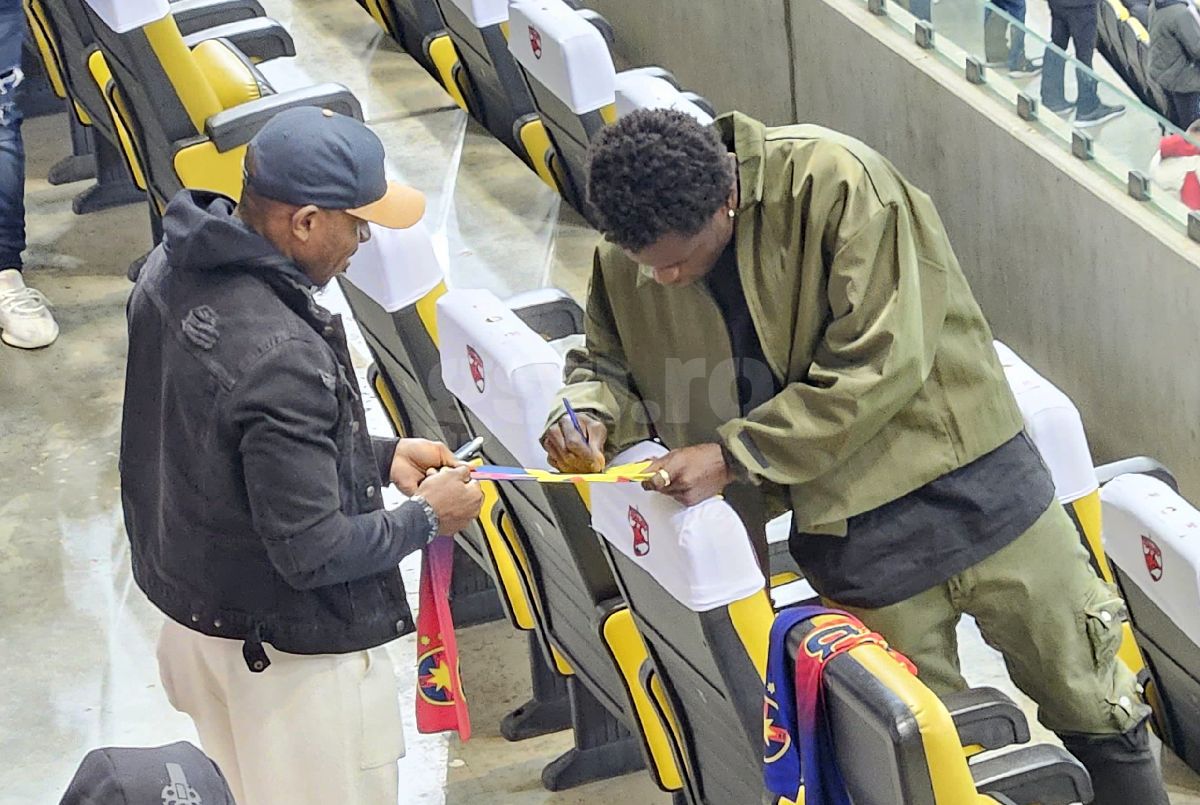 Nu s-a văzut la TV! Fotbalistul de la FCSB care dădea autografe printre „câini” în timp ce coechipierii o umileau pe Dinamo în teren