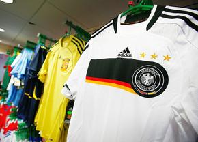 Cum diferențiezi un tricou original de un fake? Explicațiile specialistului: „În general, acolo se fabrică falsurile”