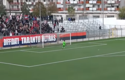 Ireal: a vrut să-i returneze mingea portarului advers, dar a marcat din propria jumătate!