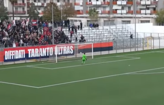 Ireal: a vrut să-i returneze mingea portarului advers, dar a marcat din propria jumătate!