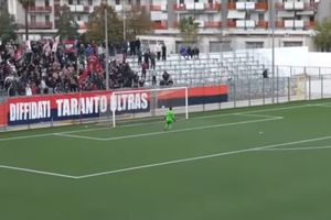 Ireal: a vrut să-i returneze mingea portarului advers, dar a marcat din propria jumătate!