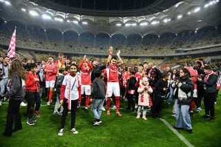 Ce s-a întâmplat pe gazon după thriller-ul Dinamo - CFR Cluj: sute de copii pe teren, dar și obscenități!