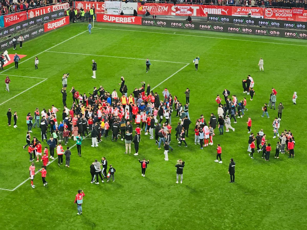 Sărbătoare pe gazon după Dinamo - CFR Cluj