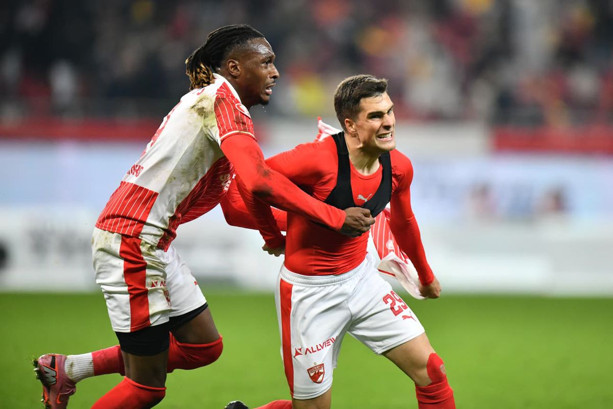 Sărbătoare pe gazon după Dinamo - CFR Cluj