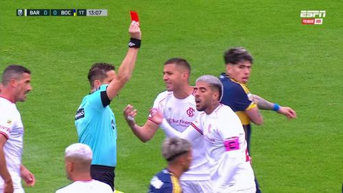 Faza din minutul 14 al partidei Barracas Central - Boca Juniors 1-3, în care arbitrul Nicolas Lamolina îl trimite la vestiare pe mijlocașul gazdelor, Ivan Tapia