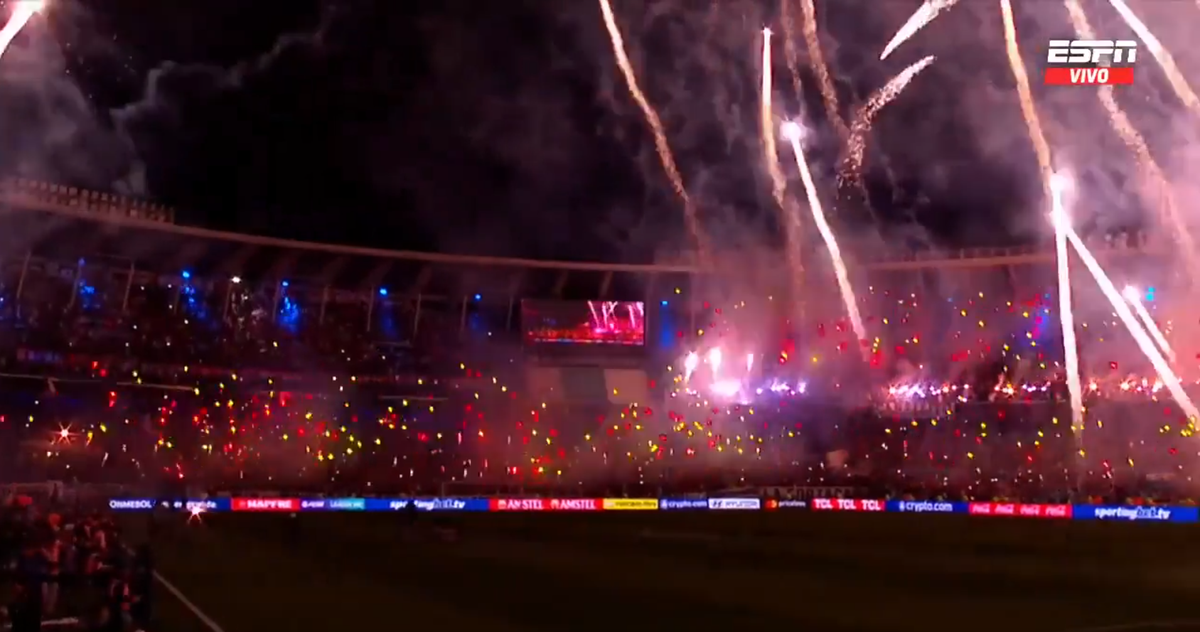 Spectacol în tribune, dramă pe teren » Semifinalele din Copa Libertadores nu au dezamăgit: show electrizant cu sute de torțe și o remontada de neuitat