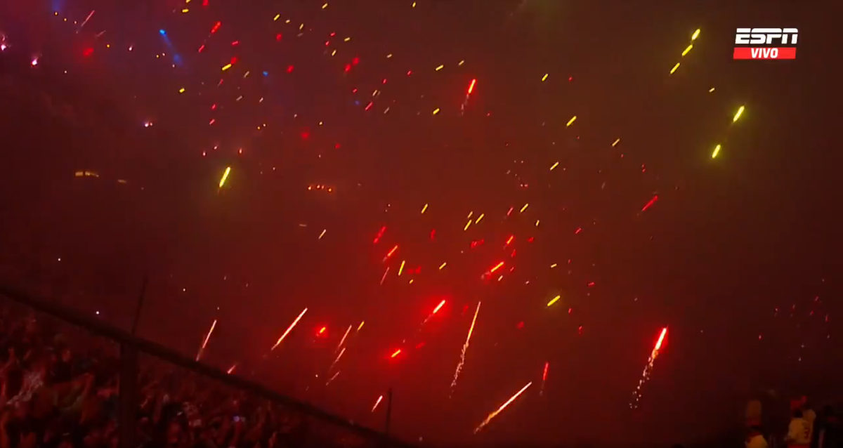 Spectacol în tribune, dramă pe teren » Semifinalele din Copa Libertadores nu au dezamăgit: show electrizant cu sute de torțe și o remontada de neuitat