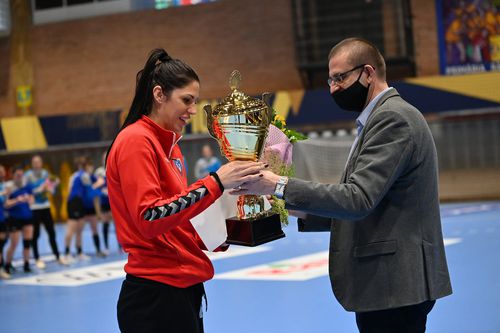 Căpitanul SCM Rm. Vâlcea, Marta Batinovici primește trofeul FOTO SCM Rm. Vâlcea