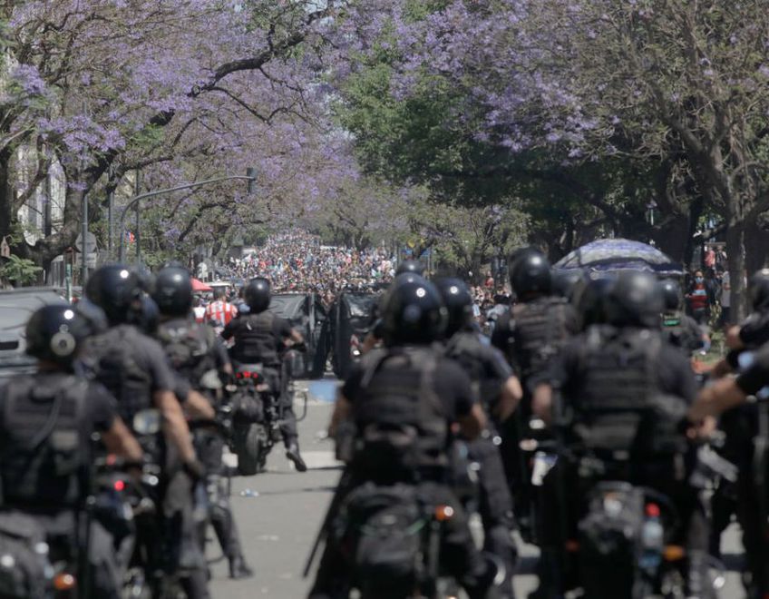 Forțele de ordine au fost nevoite să intervină pe străzile din Buenos Aires, după moartea legendei Diego Armando Maradona