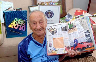 Un secol de la nașterea celui mai bătrân fotbalist legitimat: a debutat la 52 de ani și a jucat până la 90!