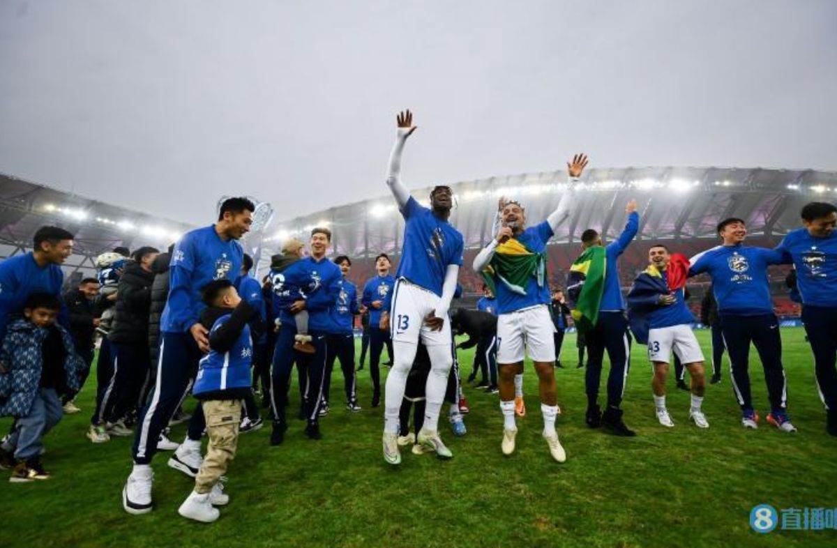 „Împăratul” Chinei » Imagini tari din Wuhan: Nicolae Stanciu s-a pozat cu trofeul de campion + Mesajul românului și ce i-a scris Anamaria Prodan