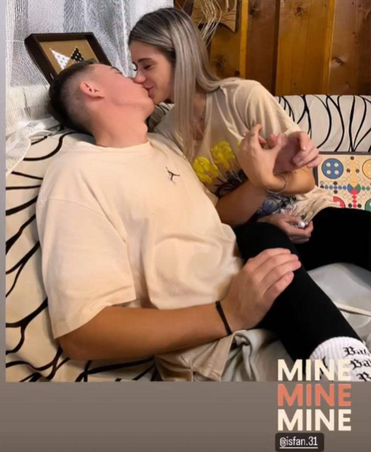 Principala atracție la Universitatea Craiova - Farul » Iubita fotbalistului a întors toate privirile în tribune