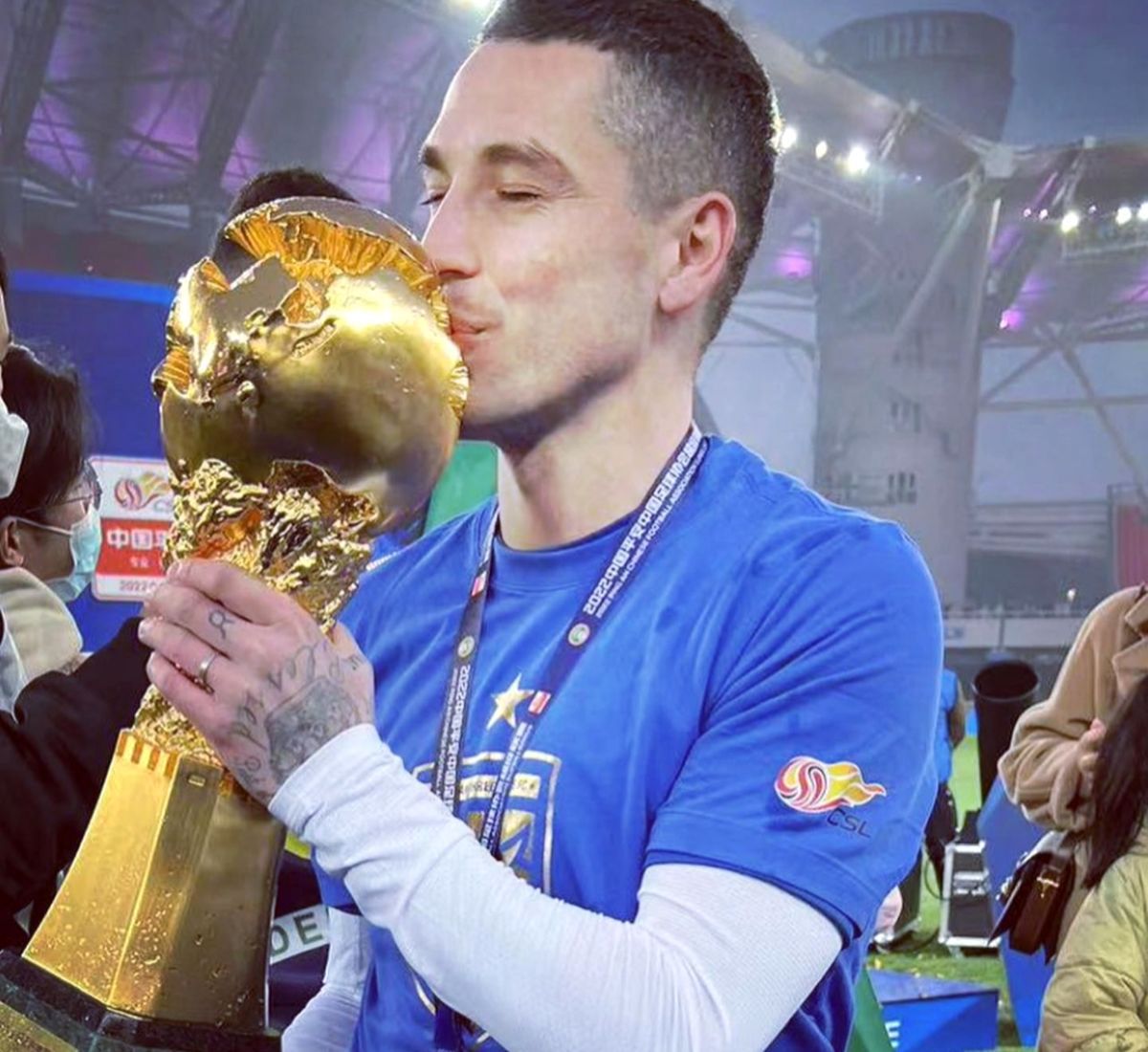 „Împăratul” Chinei » Imagini tari din Wuhan: Nicolae Stanciu s-a pozat cu trofeul de campion + Mesajul românului și ce i-a scris Anamaria Prodan