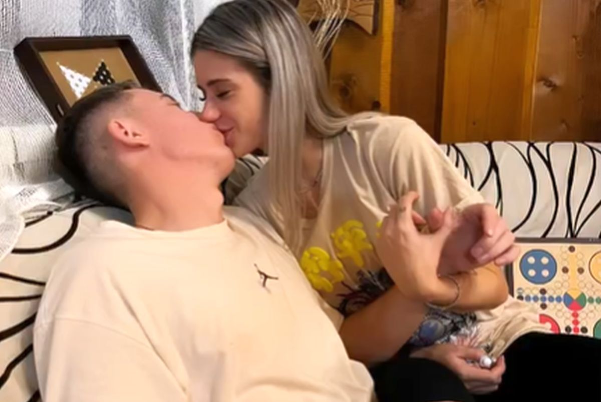 Criticat de Panduru și admonestat de suporteri, fotbalistul din Superligă și-a „oficializat” relația. Femeia care l-a dat peste cap: „E al meu!”