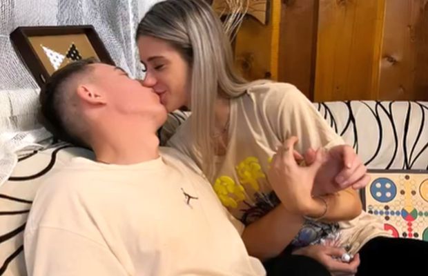 Criticat de Panduru și admonestat de suporteri, fotbalistul din Superligă și-a „oficializat” relația. Femeia care l-a dat peste cap: „E al meu!”