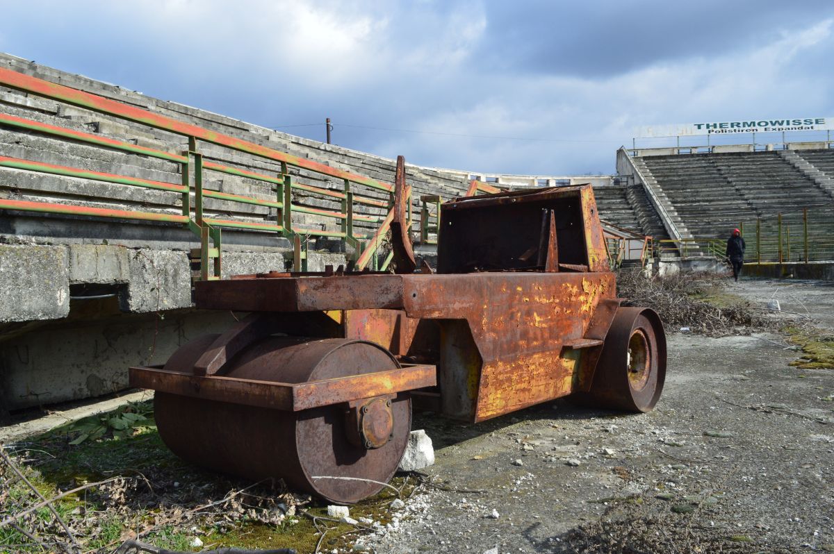 7 stadioane-fantomă din România » De la proiectul megalomanic al lui Ceaușescu, la arene europene transformate în gropi de gunoi