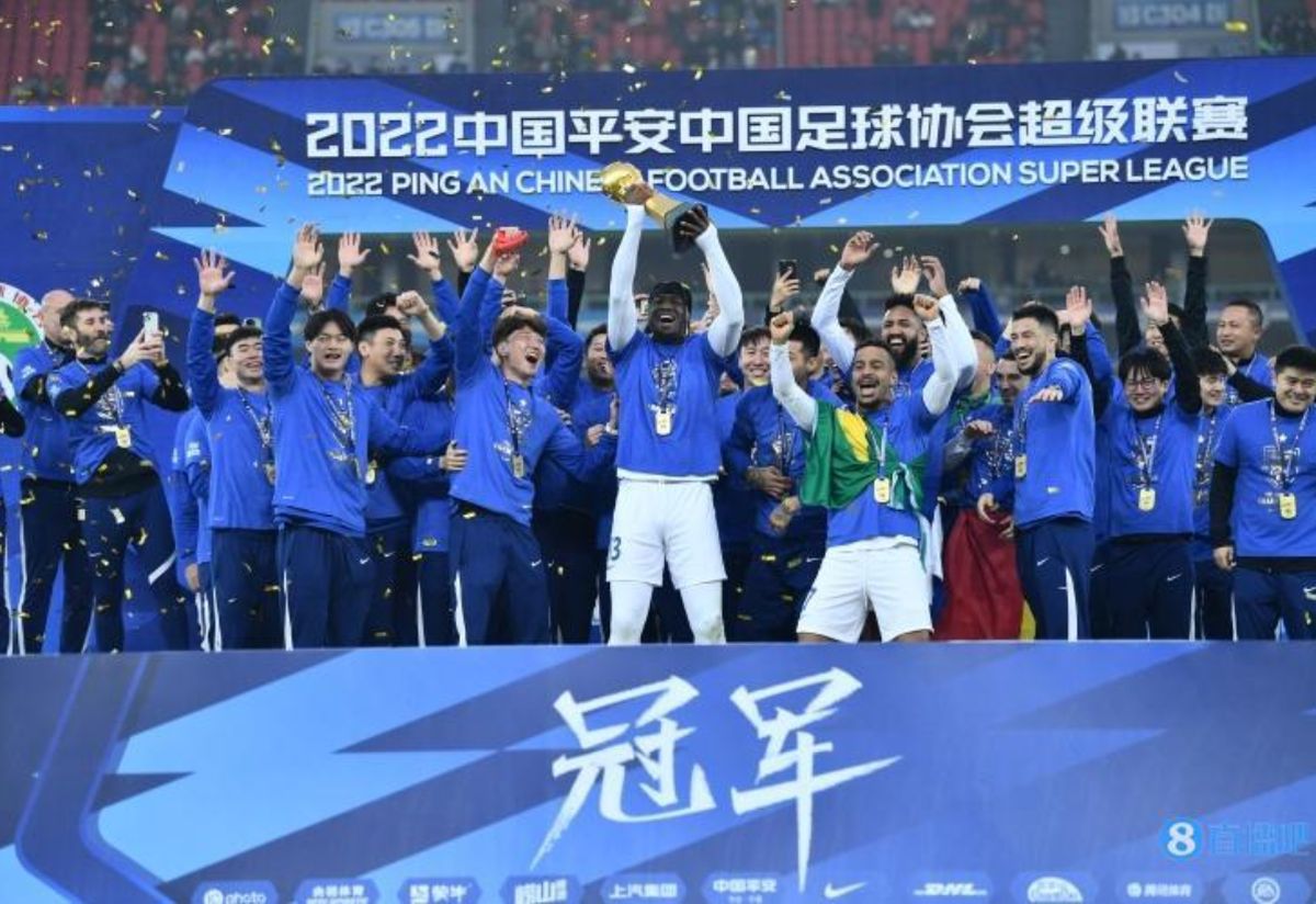 „Împăratul” Chinei » Imagini tari din Wuhan: Nicolae Stanciu s-a pozat cu trofeul de campion + Mesajul românului și ce i-a scris Anamaria Prodan