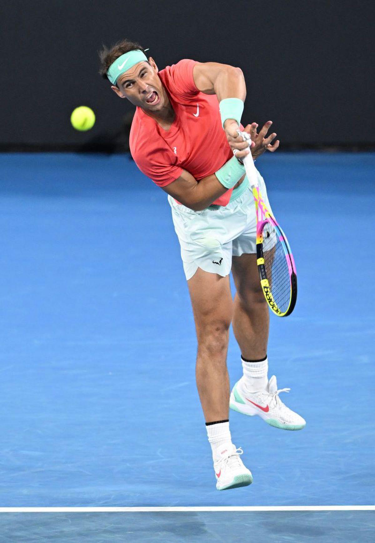 Rafael Nadal s-a întors în circuit după 347 de zile, dar a pierdut la dublu în turul 1 la Brisbane în fața unor tribune pline