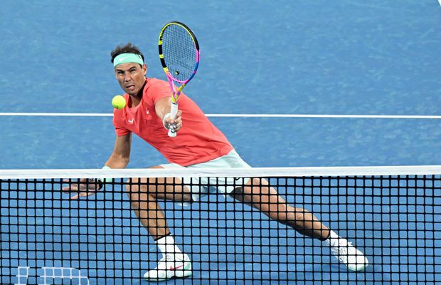 Rafael Nadal s-a întors în circuit după 347 de zile, dar a pierdut la dublu în turul 1 la Brisbane în fața unor tribune pline
