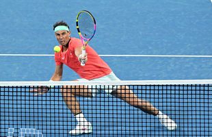 Rafael Nadal s-a întors în circuit după 347 de zile, dar a pierdut la dublu în turul 1 la Brisbane în fața unor tribune pline