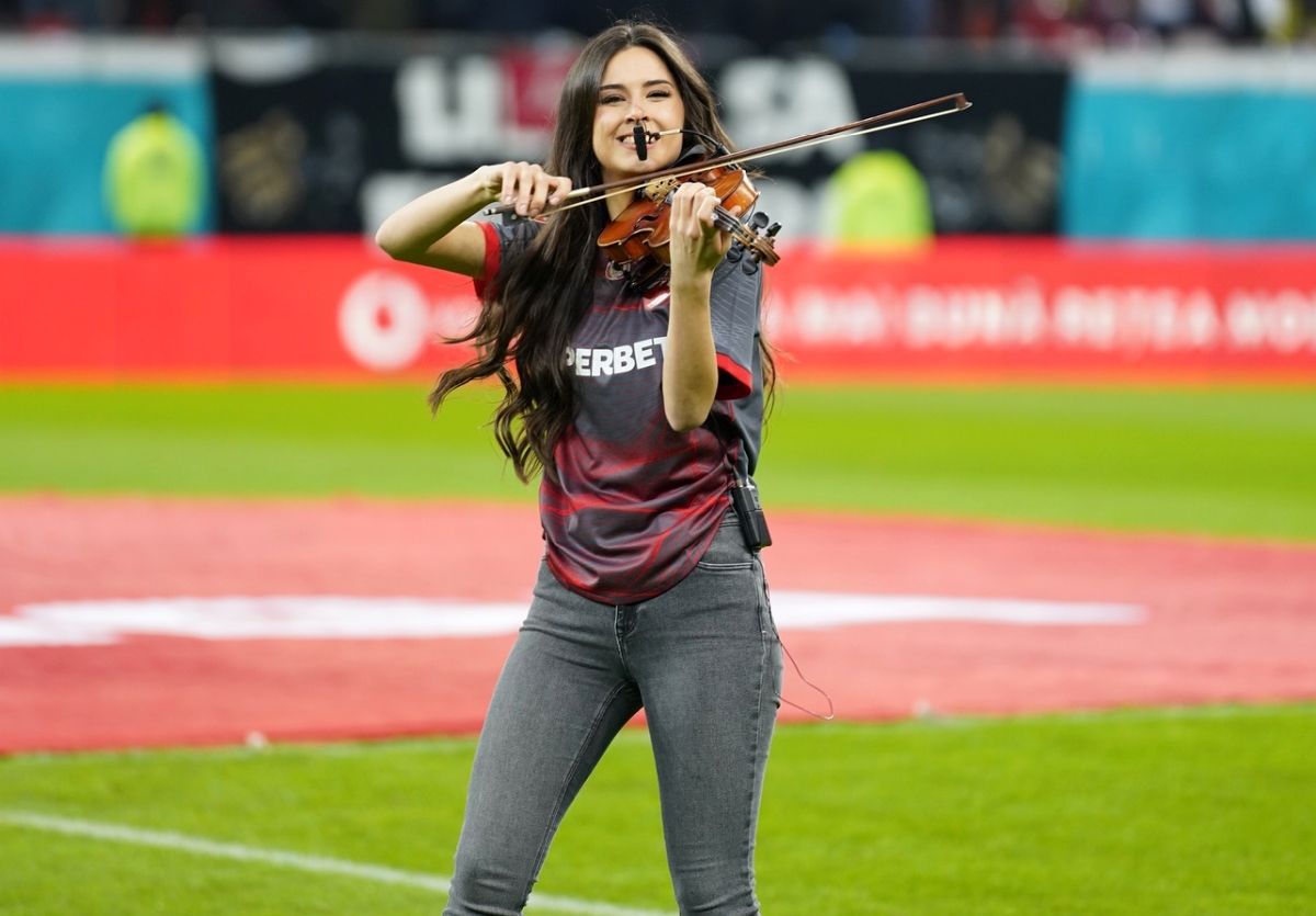 Jana Ceklanovic,  violonista care i-a sedus pe fanii lui Dinamo