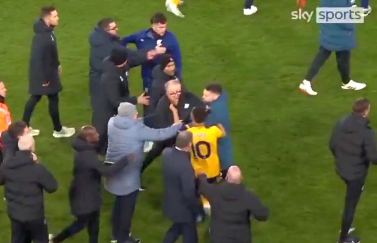 Amendă-mamut pentru vedeta echipei din Premier League, după ce a sărit la oficialul advers: i-a smuls ochelarii de pe față