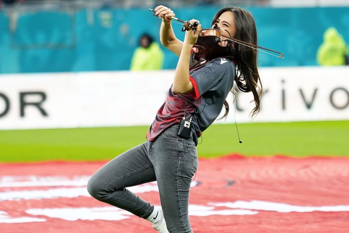 I-a sedus pe fanii lui Dinamo și dezvăluie ce a surprins-o la București, în concertul de pe Arenă » Interviu GSP cu violonista Jana Ceklanovic: „România e a doua mea casă!”