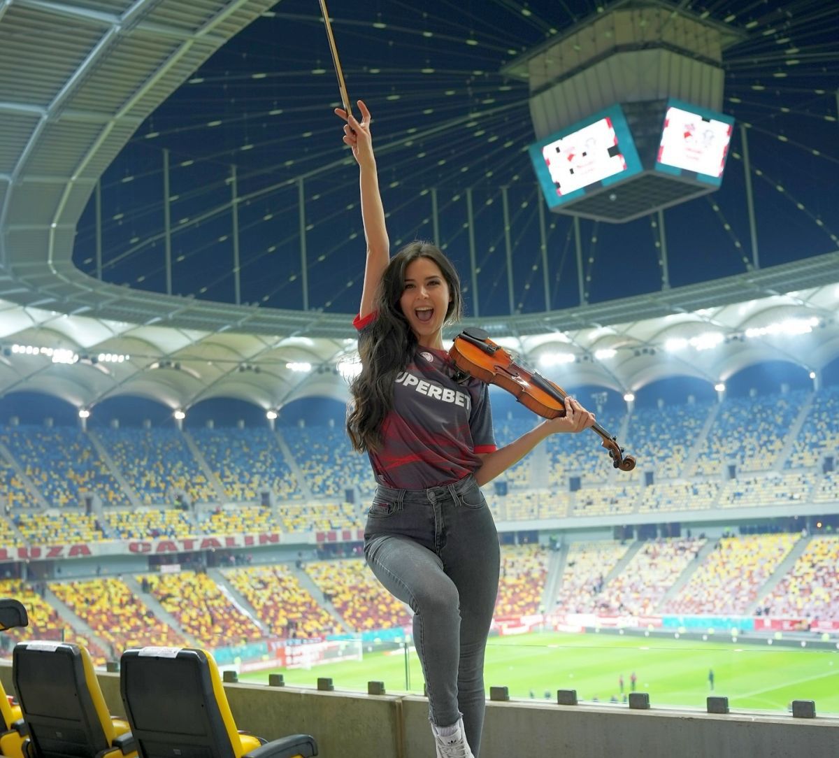 I-a sedus pe fanii lui Dinamo și dezvăluie ce a surprins-o la București, în concertul de pe Arenă » Interviu GSP cu violonista Jana Ceklanovic: „România e a doua mea casă!”