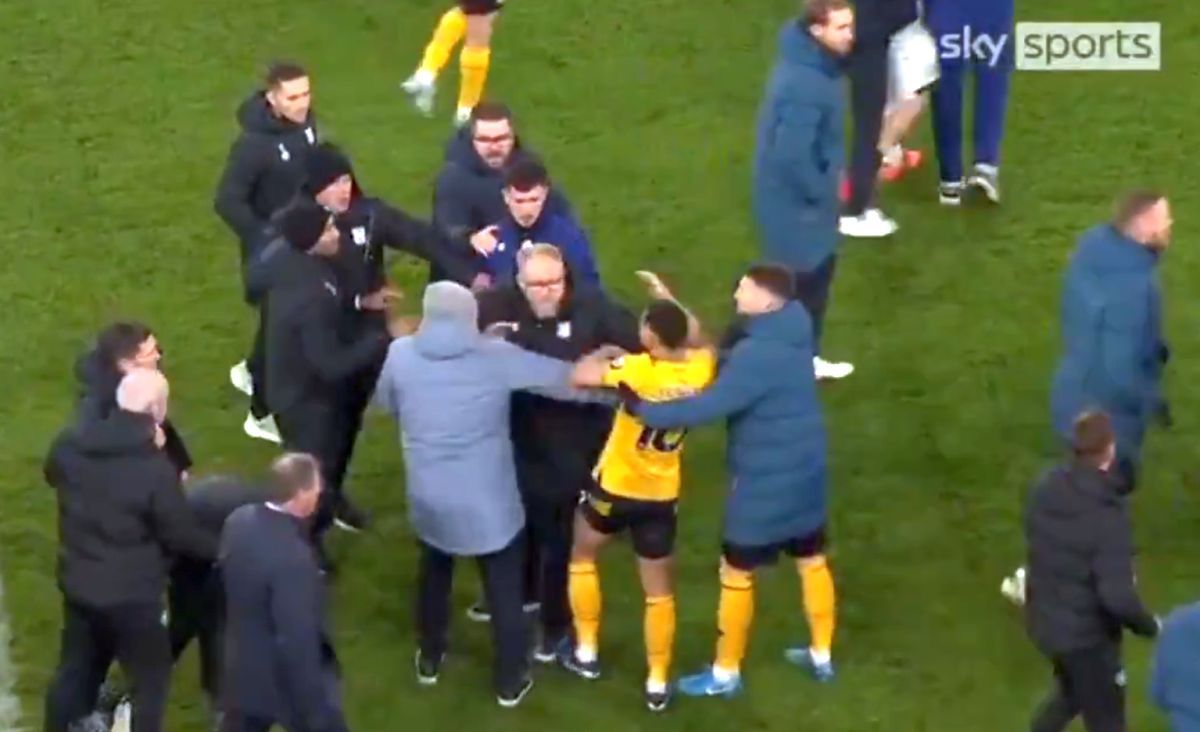 Amendă-mamut pentru vedeta echipei din Premier League, după ce a sărit la oficialul advers: i-a smuls ochelarii de pe față