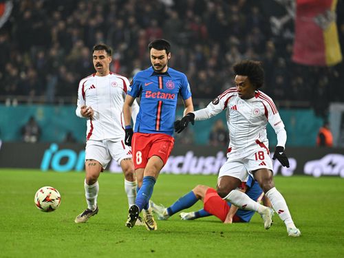 Duel între Adrian Șut și Willian pe Arena Națională, în meciul FCSB - Olympiakos 0-0, din grupa de Europa League / Foto: Imago