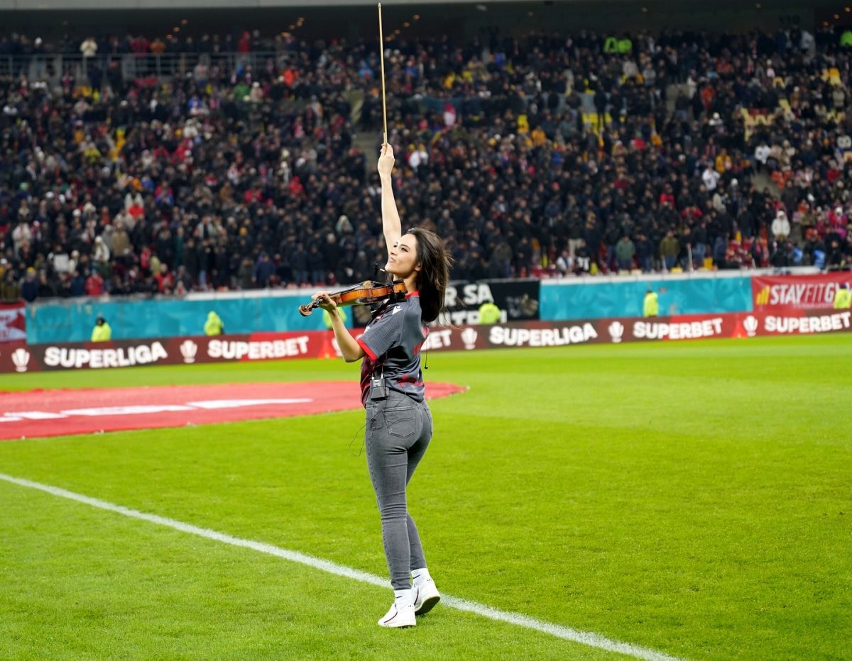 I-a sedus pe fanii lui Dinamo și dezvăluie ce a surprins-o la București, în concertul de pe Arenă » Interviu GSP cu violonista Jana Ceklanovic: „România e a doua mea casă!”