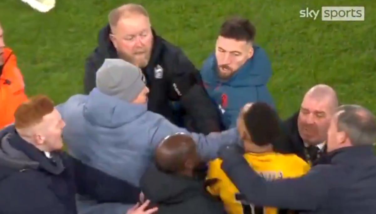 Amendă-mamut pentru vedeta echipei din Premier League, după ce a sărit la oficialul advers: i-a smuls ochelarii de pe față