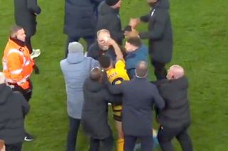 Amendă-mamut pentru vedeta echipei din Premier League, după ce a sărit la oficialul advers: i-a smuls ochelarii de pe față